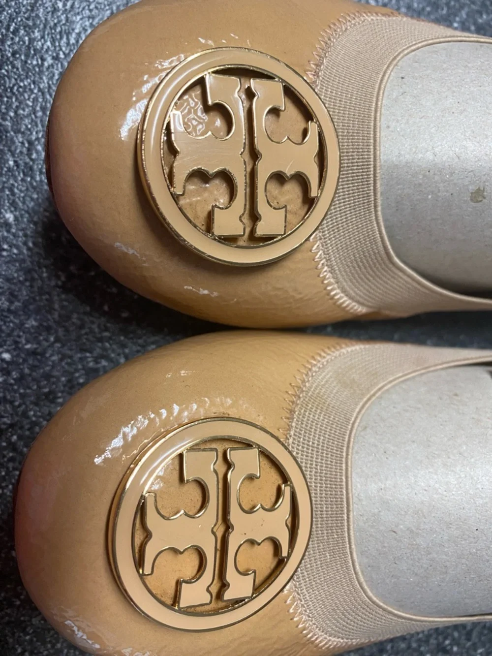 Tory Burch Caroline Tan Patent Leather Logo Ballet Flats - Picture 2 of 11